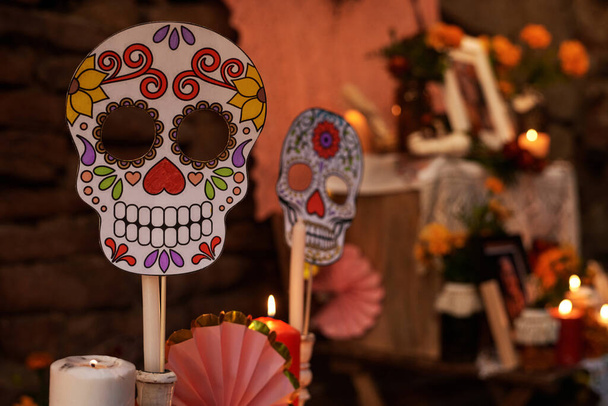死者の日に敬意を表してメキシコの休日のための塗られた頭蓋骨のクローズアップ - 写真・画像