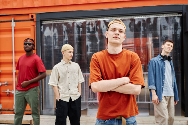 Grupo diverso de meninos em ambiente urbano da cidade, criativo toda a equipe masculina - Foto, Imagem