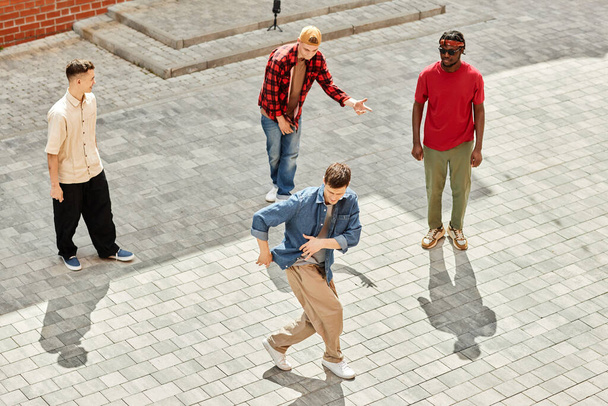 Visão superior em toda a equipe de hip-hop masculino realizando ao ar livre na cidade iluminada pela luz solar, espaço de cópia - Foto, Imagem