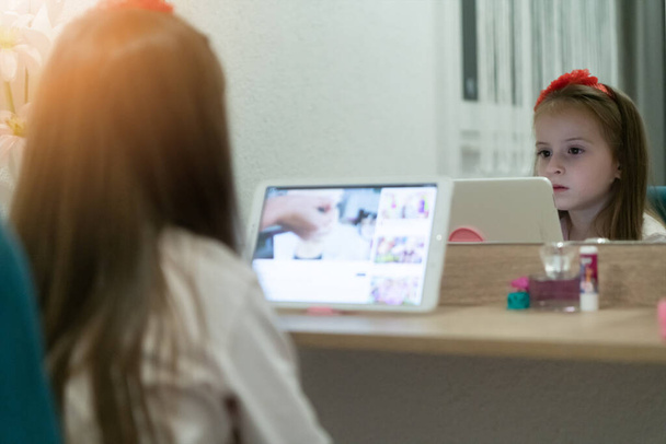 Kleines Mädchen benutzt ihren Laptop in ihrem Zimmer - Foto, Bild