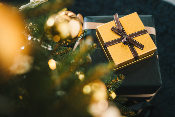 Διακοσμημένο χριστουγεννιάτικο δέντρο, σωρός από κουτιά δώρων. Χριστουγεννιάτικο δέντρο και διακοσμητικά στοιχεία. - Φωτογραφία, εικόνα