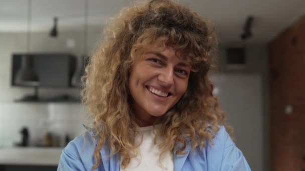 Retrato de una mujer caucásica adulta en casa sonrisa feliz pelo rizado - Metraje, vídeo