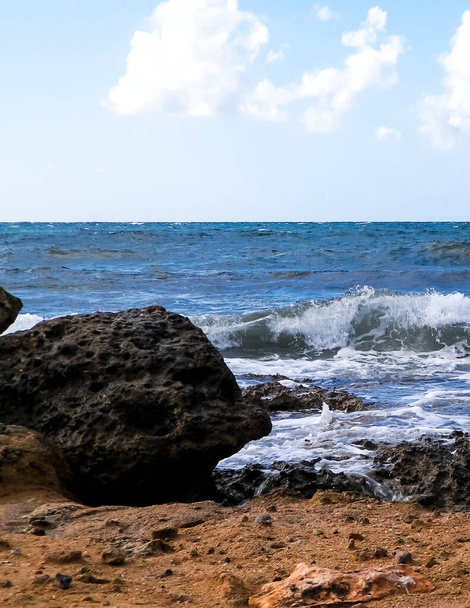 Akdeniz kıyısındaki kayalar. Kıbrıs Adası. Güneşli bir gün. - Fotoğraf, Görsel