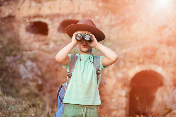 zábavný chlapec malý turista chlapec s dalekohledem - Fotografie, Obrázek