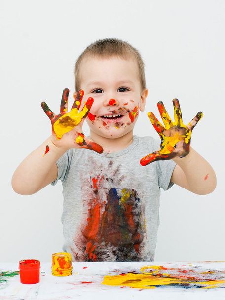 kisfiú játszik a festékek - Fotó, kép