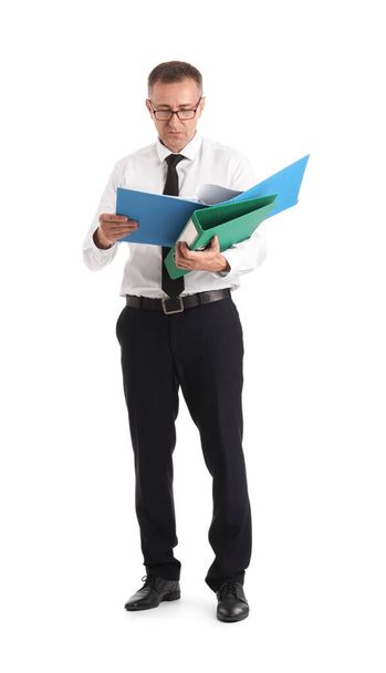 Зрілий бізнесмен з папками на білому тлі - Фото, зображення