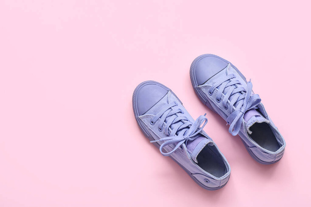 Par de elegantes zapatos de goma para niños sobre fondo rosa - Foto, imagen
