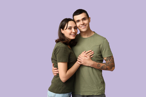 Rakastava nuori pari halaus syreenillä taustalla - Valokuva, kuva