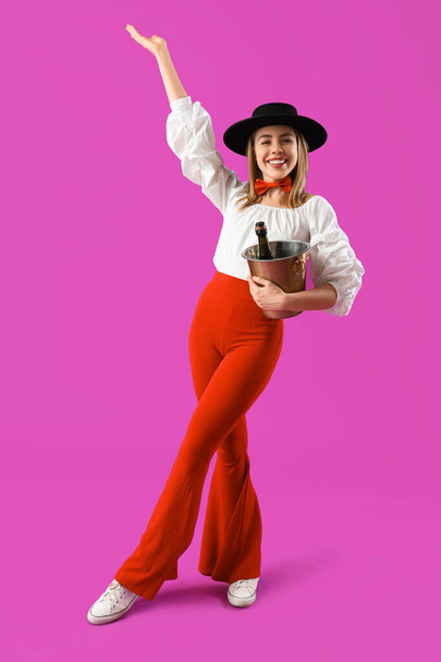 Barista donna con champagne su sfondo viola - Foto, immagini