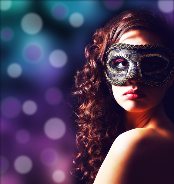 Menina bonita com máscara de mascarada no fundo luzes
 - Foto, Imagem
