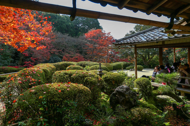 kyoto, Japón - 27 de noviembre de 2017: El hermoso parque de arena del templo Shisendo en la temporada de follaje de otoño es un lugar favorito para que los turistas tomen fotos.. - Foto, imagen