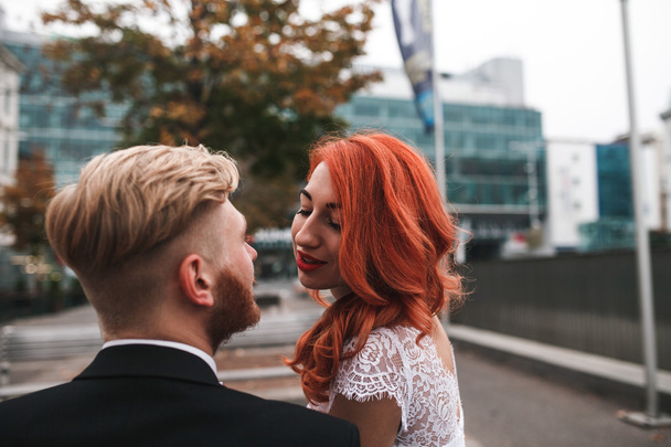 Wedding couple in city - Fotografie, Obrázek