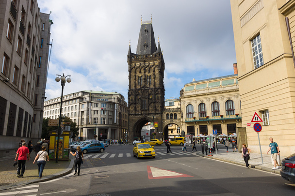 Ulice i Place starej Pragi. Wieża Prochowa. Praga-Stolica i największe miasto Republiki Czeskiej. - Zdjęcie, obraz