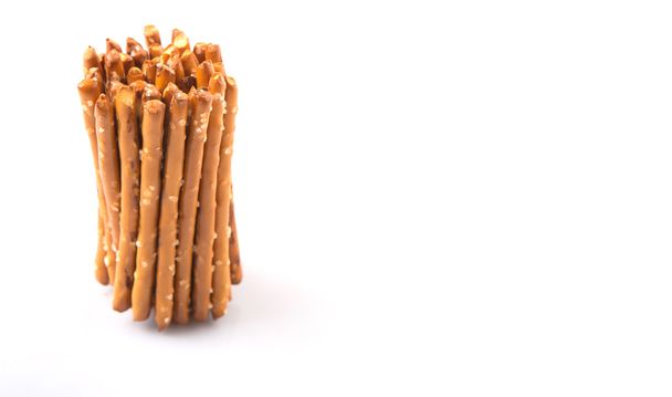 Marrone, deliziosi bastoncini pretzel su sfondo bianco
 - Foto, immagini