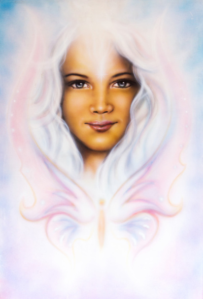 Gyönyörű airbrush festés egy fiatal lányok angyali arc, sugárzó, fehér haj, és a pillangó - Fotó, kép