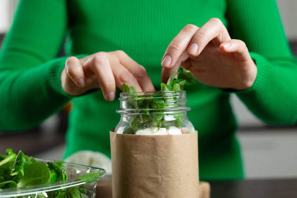 Egy nő vegán salátát készít csicseriborsóval. Egészséges ételek főzése. - Fotó, kép