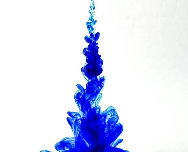 vernice di colore blu versando in acqua - Foto, immagini