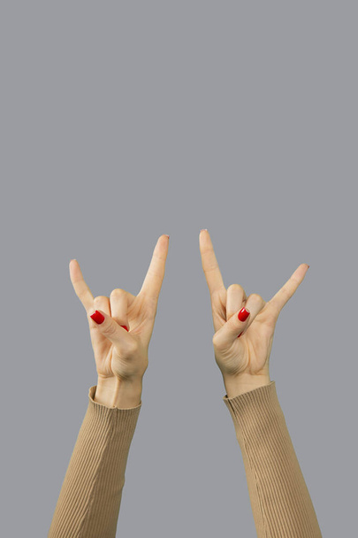 Signos de cuernos de dos manos femeninas aisladas. - Foto, imagen