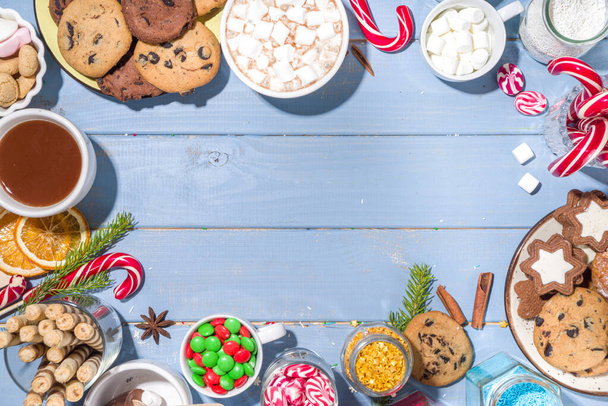 Різдвяний гарячий шоколадний вечірній бар, зимовий какао-шведський стіл з великою кількістю гарячих шоколадних кухонь, різним топінгом, зморшками, солодкими закусками
 - Фото, зображення