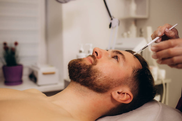 kosmetička provádí frakční mezoterapii na muži - Fotografie, Obrázek