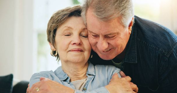 Πρόσωπο, σπίτι και ώριμο ζευγάρι αγκαλιά, συνταξιοδότηση αγάπη και ο σύζυγος αγκαλιάσει τη γυναίκα, σύζυγος ή να χαλαρώσετε σύντροφος του γάμου. Ειδύλλιο, αγάπη και γλυκός ηλικιωμένος άνδρας, ηλικιωμένη γυναίκα ή ηλικιωμένοι που αγκαλιάζονται στην Αυστραλία. - Φωτογραφία, εικόνα