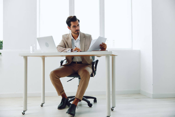 Felnőtt férfi laptop ing tervezés öltöny üzletember üzleti személy vállalati iroda boldog dokumentum papír vezető cég gazdaság kommunikáció - Fotó, kép