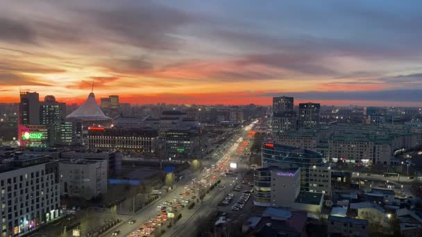 Astana, Cazaquistão, novembro de 2023. Engarrafamento em uma das ruas centrais. - Filmagem, Vídeo
