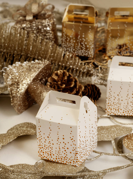 Karácsonyi party szívességek aranyos dobozokban - Fotó, kép