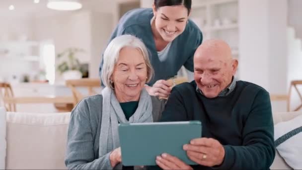 Tablet, egészségügyi és nővér idősek egy kanapén a nappaliban az idősek otthonában. Digitális technológia, orvosi konzultáció és idős betegekkel beszélő női gondozó a modern házban. - Felvétel, videó