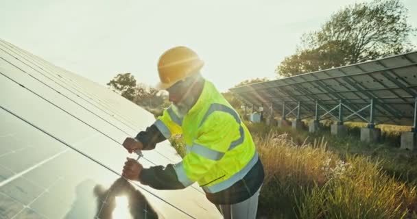 Solární panely, údržba a člověk se stavebními pracemi na projektu obnovitelné energie a elektřiny. Muž dodavatel, udržitelnost a střecha s ekologickým servisem na střeše s instalací. - Záběry, video