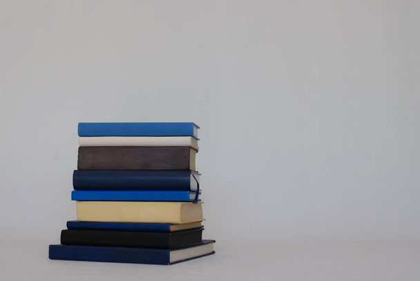 стопка книг на белом фоне перед копировальным пространством - Фото, изображение
