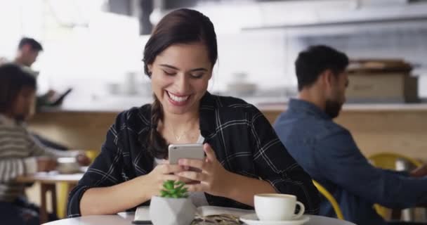 Lachende, telefonierende oder glückliche Frauen im Café in den sozialen Medien, um sich über Internetpost oder Website-Benachrichtigungen zu unterhalten. Mobile App, Lächeln oder Person im Café SMS schreiben, online tippen oder ein lustiges Meme lesen. - Filmmaterial, Video