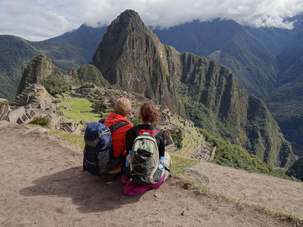 Casal admirando Machu Picchu
 - Foto, Imagem