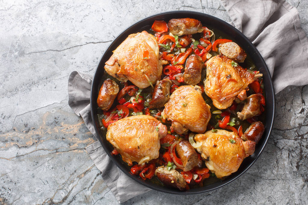 Κοτόπουλο scarpariello ή shoemakers κοτόπουλο, είναι ένα κλασικό Ιταλο-αμερικανικό πιάτο κοτόπουλο, λουκάνικο, ξύδι, κρεμμύδια και πιπεριές closeup στο πιάτο στο τραπέζι. Οριζόντια πάνω όψη από abov - Φωτογραφία, εικόνα