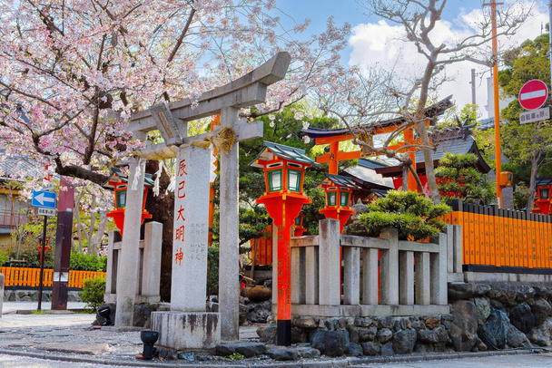  Tatsumi Daimyojin Santuario situato vicino al ponte Tatsumu bashi nel distretto di Gion a Kyoto, Giappone - Foto, immagini