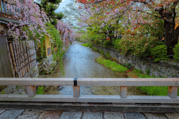 Мост Тацуми Баши, небольшой мост через реку Сиракава. Это культовое место района Гион в Киото, Япония.  - Фото, изображение