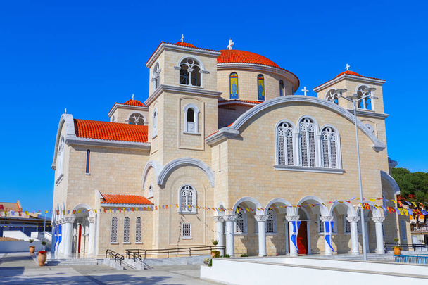 Kıbrıs Rum Kesimi 'nin eski kesiminde yer alan San Bernabe Apostol Katedrali. Lefkoşe 'nin kalbinde etkileyici mimari özellikleri olan katedral. - Fotoğraf, Görsel