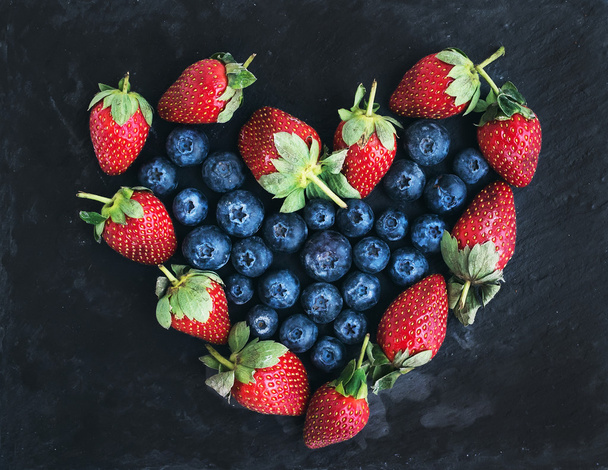 Saint Valentine's day greeting berry set: fresh garden straberri - Фото, изображение