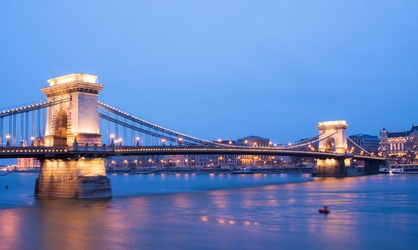 The sunset view of the Chain bridge, the Danube river and Pest s - Foto, Bild