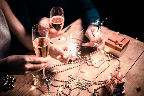 feliz pareja celebración de chispas y copas de champán fiesta de Año Nuevo - Foto, Imagen