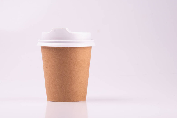tasse à café en papier artisanal pour emmener l'espresso dans les cafés face à l'avant - Photo, image