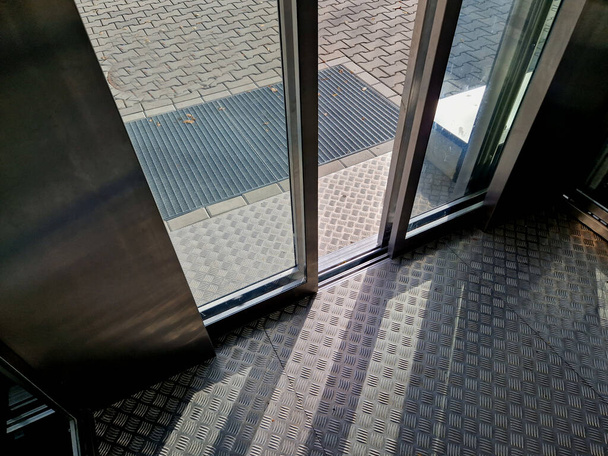 Açık hava asansörü. Genişletilmiş metalden yapılmış kaymayan metal zemin. Metal ızgara örgü ayakkabı temizleme paspası. İç mekan, güneşli, zemin, dış görünüş - Fotoğraf, Görsel