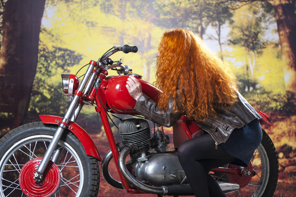 Redhad menina na moto
 - Foto, Imagem