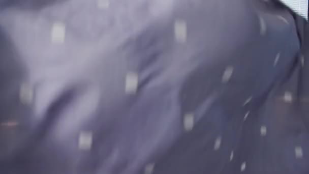 pulizia della casa, giovane donna rimboccando lenzuolo dopo la notte dormire in camera da letto - Filmati, video