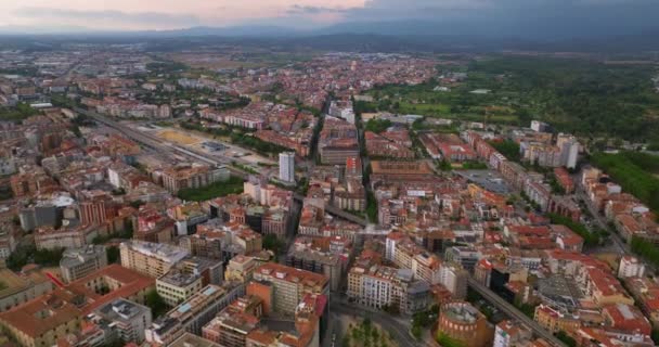 Luchtfoto van Girona stad in een prachtige zomerdag, Catalonië, Spanje. - Video