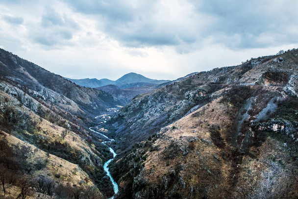 The canyon of Tara river - Kanjon rijeke Tare in Montenegro - Foto, imagen