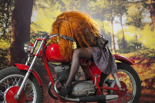 Redhad menina na moto
 - Foto, Imagem