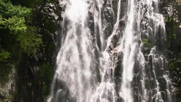 Uma bela cachoeira nas montanhas entre a selva. Quedas de Efrata. Sumatra. Samosir, Indonésia. - Filmagem, Vídeo