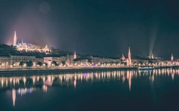 Вид на реку Будапешт, Венгрия, ночью, освещенная сторона Буды
 - Фото, изображение