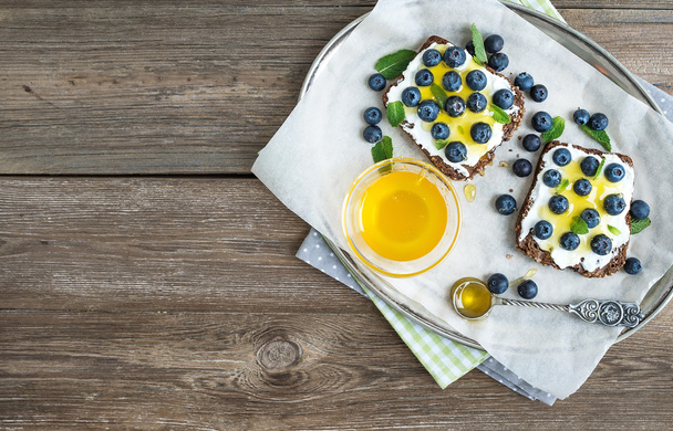 Healthy breakfast set with ricotta, fresh blueberries and honey - 写真・画像